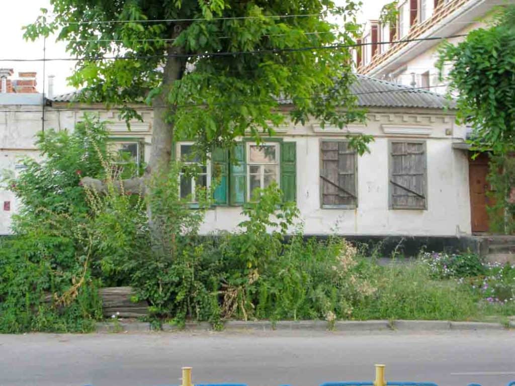 An old house in a typically leafy Taganrog street.