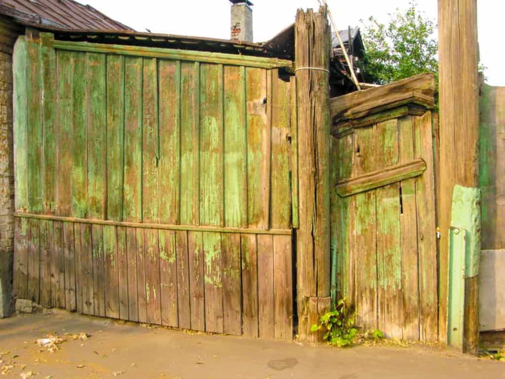 The most amazing doorway in Old Tartarstan, Kazan. But this picture needs some .... life.
